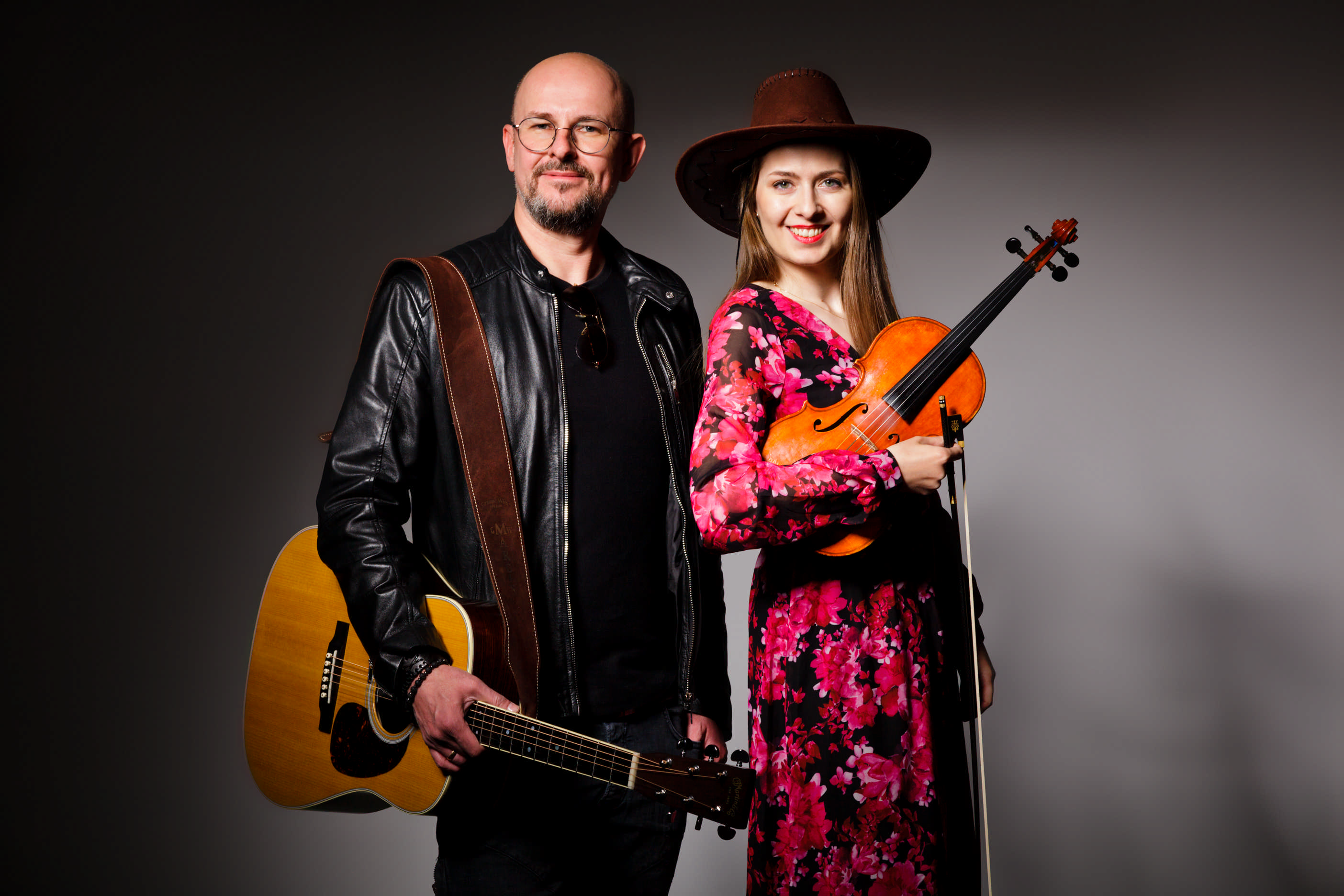 Marcin Iżela z gitarą i Monika Baran ze skrzypcami